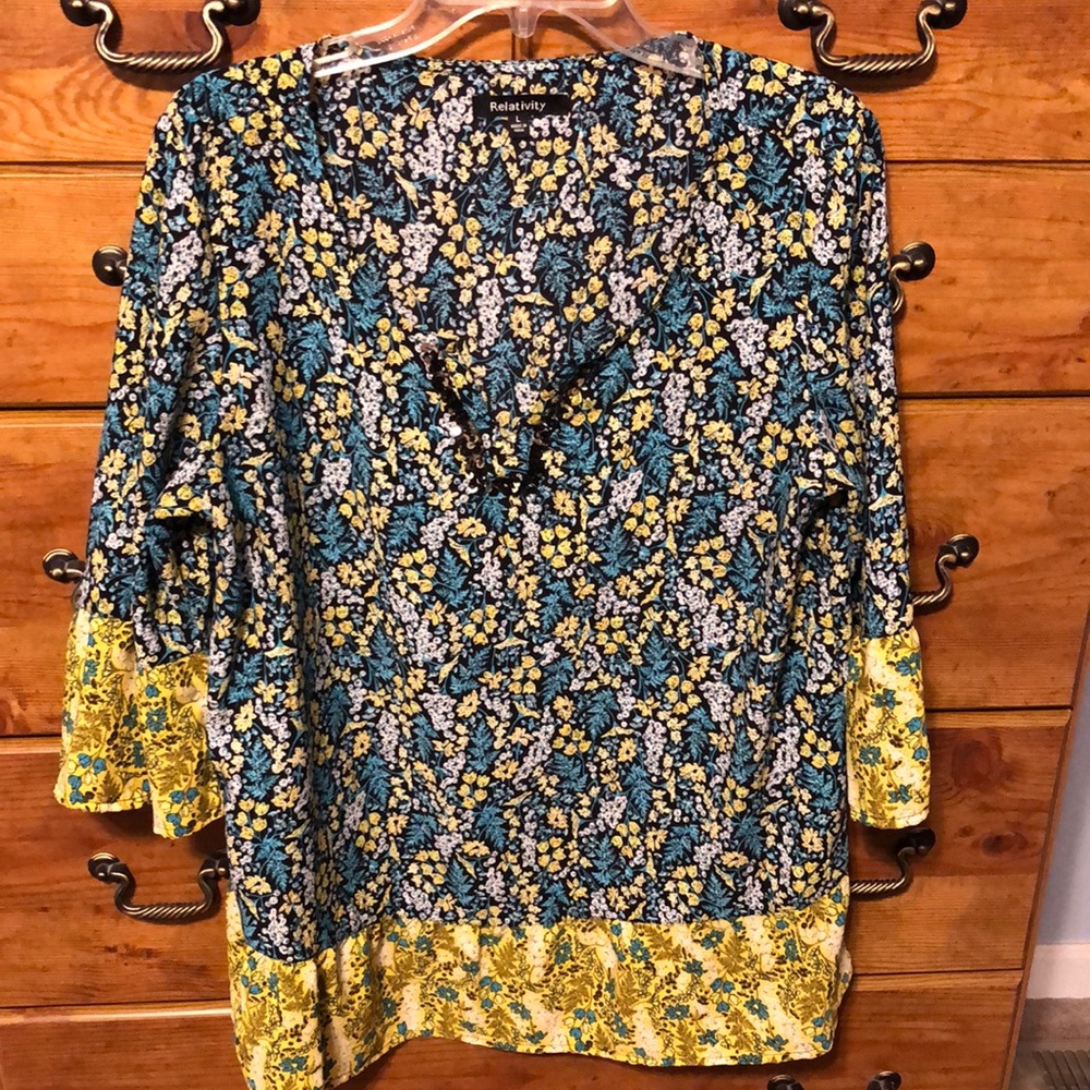 Misses Relativity floral v neck tunic top L